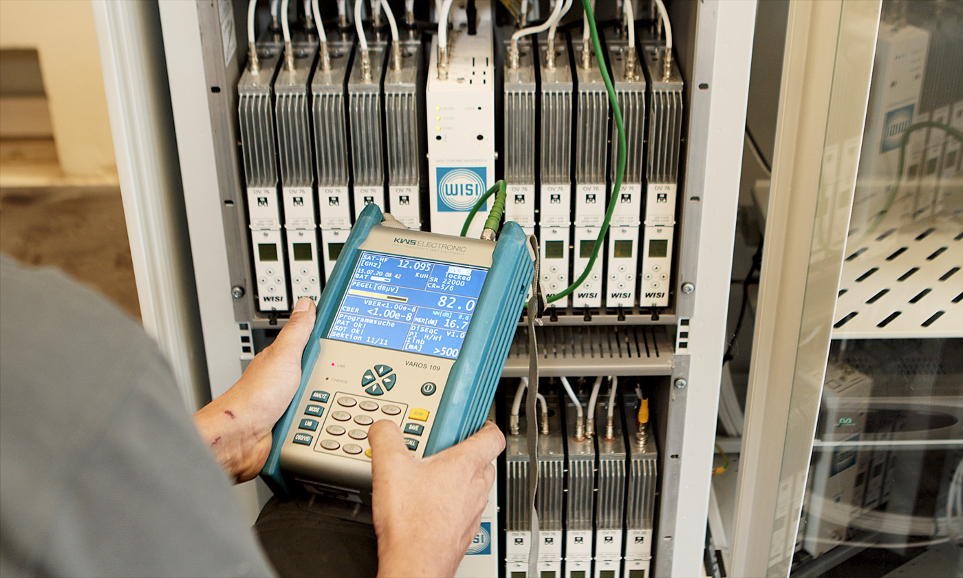 Die FH-SAT GmbH in Linkenheim-Hochstetten (bei Karlsruhe). Satellitenanlagen, Kabelfernsehen und Multimediatechnik in Perfektion. Die FH-SAT GmbH in Linkenheim-Hochstetten (bei Karlsruhe). Satellitenanlagen, Kabelfernsehen und Multimediatechnik in Perfektion.